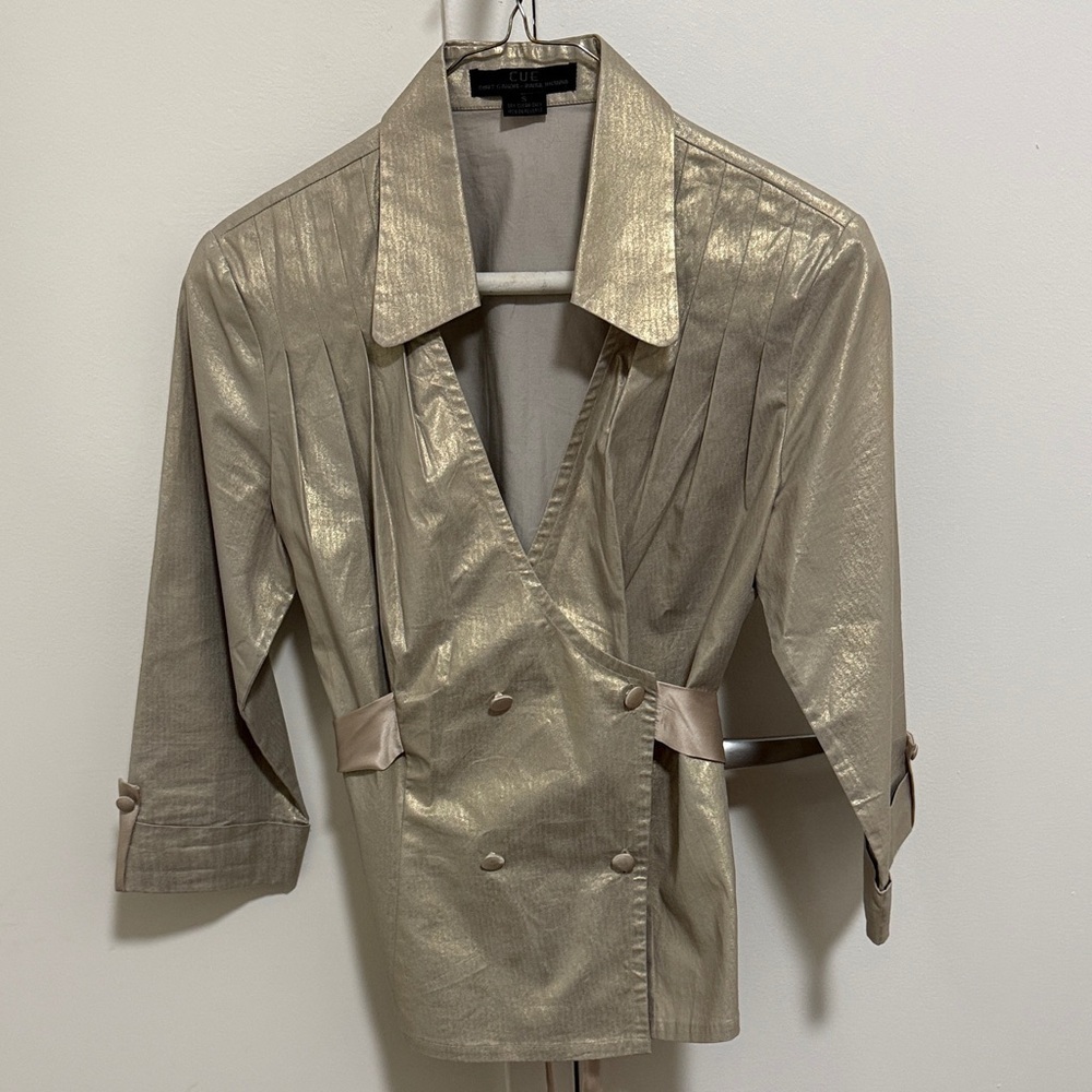 Cue Metallic Champagne Colored Double Breasted Blouse With Tie Waist. Size Small